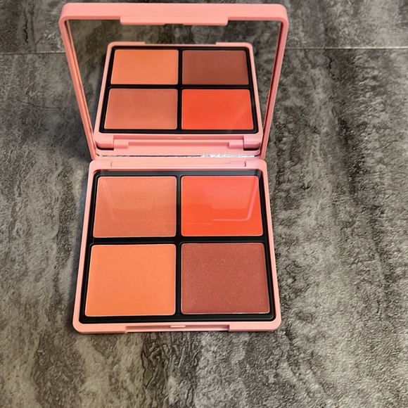 CIATÉ LONDON All About Moi! Miss Piggy Blush Palette - Picture 1 of 5
